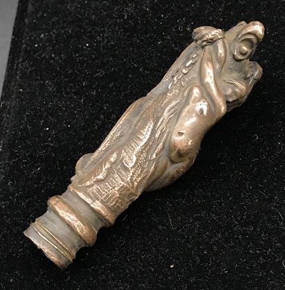 null POMMEAU de canne casse-tête 

en bronze à décor d'une jeune femme nue enlevée...
