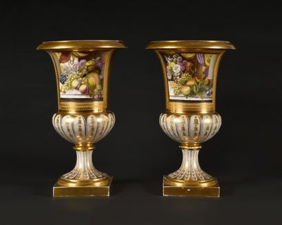 null Paris Paire de vases de forme Médicis en porcelaine à fond or à décor en grisaille...