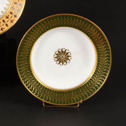 null SÈVRES Deux assiettes à potage en porcelaine dure du service du prince Camille...