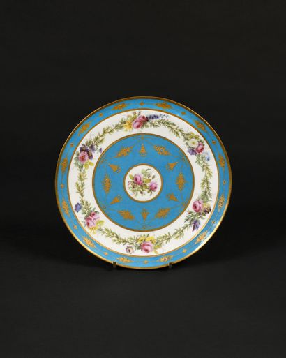 null Plate in soft porcelain with polychrome decoration of a bouquet of flowers in...