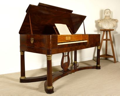 null PIANO FORTE in wood and mahogany veneer. It rests on four columns with gilt...