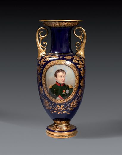 null Sèvres Vase de forme carafe étrusque de la deuxième grandeur à décor polychrome...