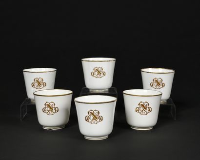 Six tasses à café en porcelaine de Sèvres....