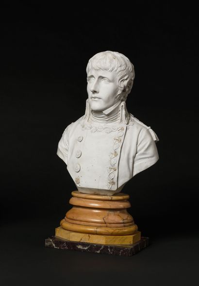  HOUDON d’après. Bonaparte Premier Consul. Buste en biscuit sur socle ovale en marbre...