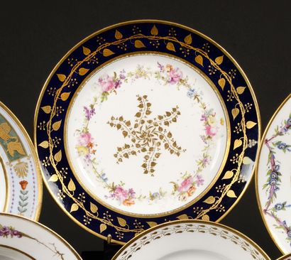 null SÈVRES Assiette à dessert en porcelaine dure à décor polychrome au centre d’un...