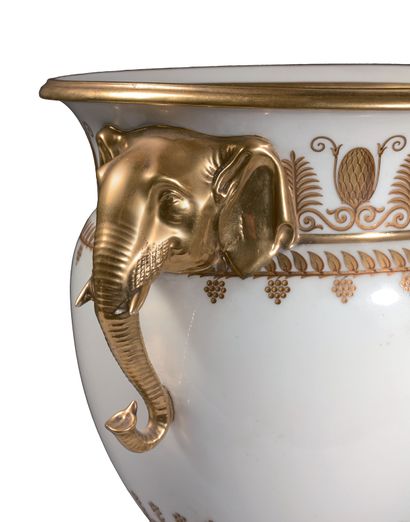 null Sèvres Glacière à têtes d’éléphant couverte en porcelaine à décor en or et brun...