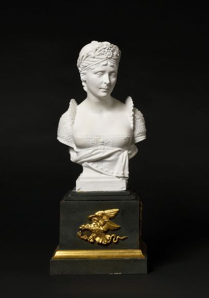  CHINARD, d’après. L’Impératrice Joséphine en buste. Sujet en biscuit monté sur un...
