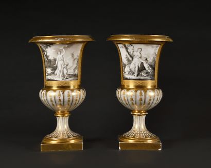 null Paris Paire de vases de forme Médicis en porcelaine à fond or à décor en grisaille...