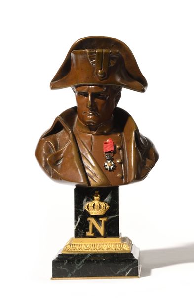  Pinedo d’après, L’Empereur Napoléon Ier en buste en uniforme et portant une miniature...