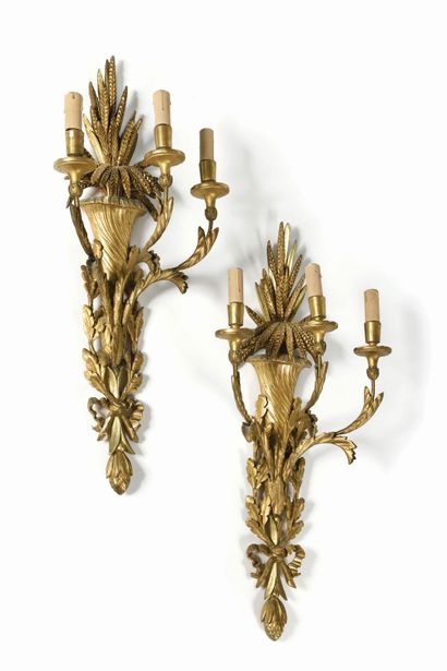 null LARGE PAIR OF LIGHTS WITH THREE LIGHTS in gilded wood decorated with sheaf of...