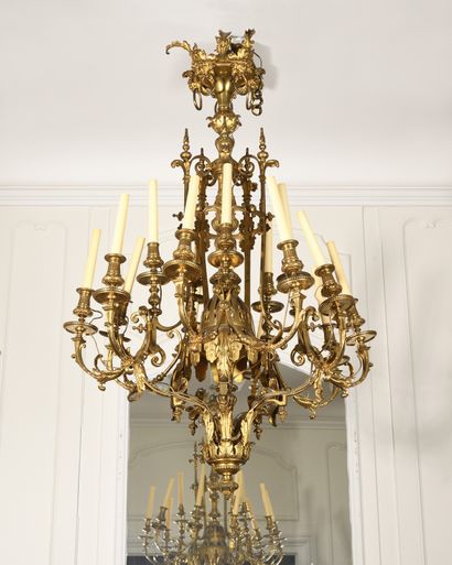 null Important LUSTRE en bronze doré et ciselé à quinze bras de lumières, le fut...