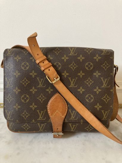  LOUIS VUITTON Natural leather and canvas besace bag. Length : 27 cm Height : 23...