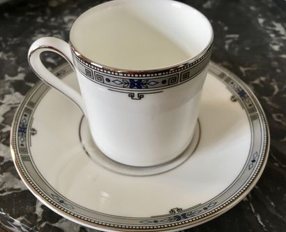 null WEDGWOOD Service de table en porcelaine blanche modèle Amherst : 12 assiettes...