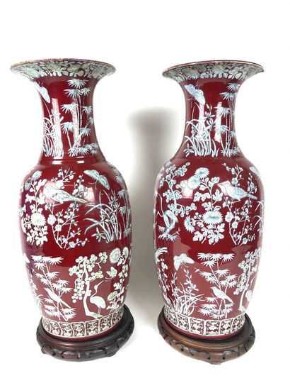 null CHINE Paire de grands vases de forme balustre à fond monochrome rouge « sang...
