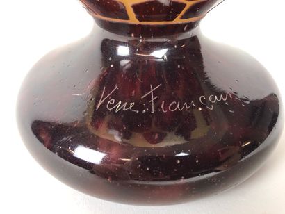 null LE VERRE FRANCAIS Vase sur piédouche en verre gravé à fond marmoréen Signé sur...