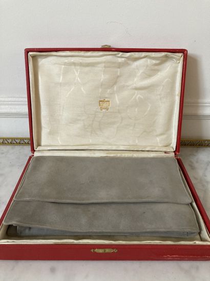 null CARTIER Evening bag in grey suede (stains) Original box (wear) About 1940 15...