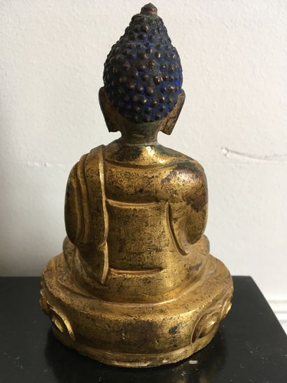 null ART SINO-TIBÉTAIN Belle figurine en bronze doré représentant le Bouddha assis...