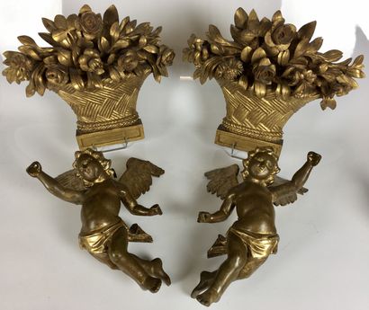 null Pair of gilded wood ornaments representing baskets of flowers 31.5 x 37 cm (some...