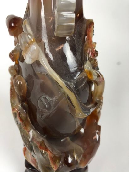 null CHINA Covered agate vase. 20th century Height: 17 cm without the base (slight...