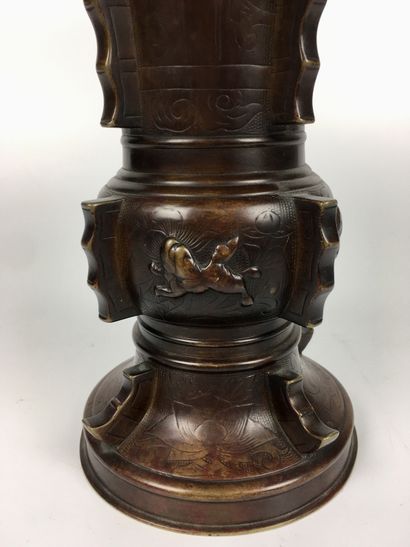  CHINE Vase de forme Gü en bronze patiné. Style archaïque Haut. 29,5 cm, Diam, 25...