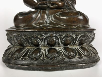null CHINE Grande figurine en bronze à patine brune représentant le Bouddha AMITHABA...