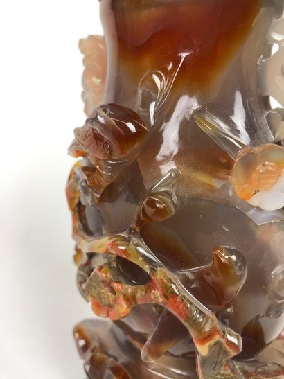 null CHINA Covered agate vase. 20th century Height: 17 cm without the base (slight...