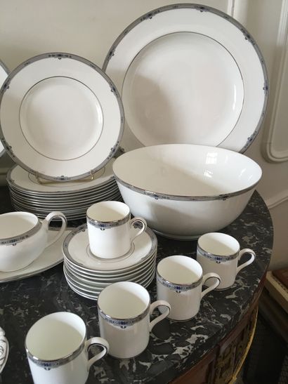 null WEDGWOOD Service de table en porcelaine blanche modèle Amherst : 12 assiettes...