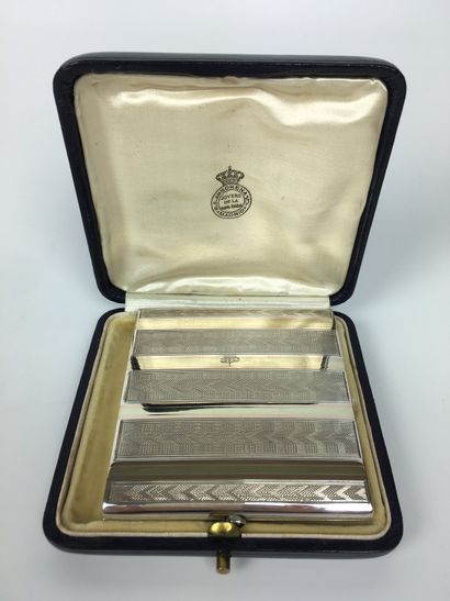 null CIGARETTE HOLDER in engraved silver hallmarked 935 8 x 9 cm Weight : 120 g