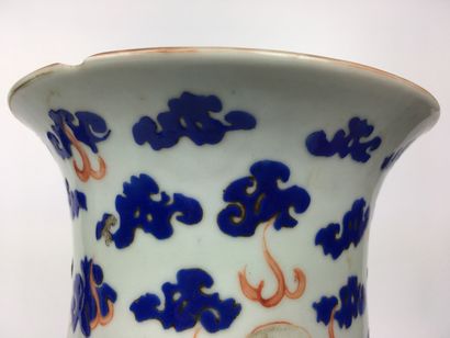 null CHINE Vase balustre en porcelaine émaillée à décor d'un dragon dans des nuées...