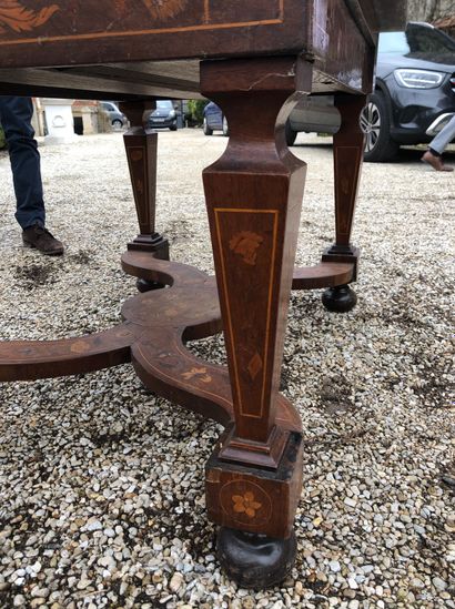 null TABLE DE MILIEU formant bureau en bois de placage et marqueterie à riche décor...