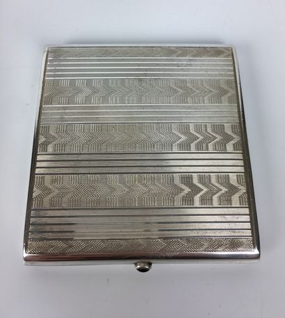 null PORTE CIGARETTES en argent gravé Poinçon 935 8 x 9 cm Poids : 120 g