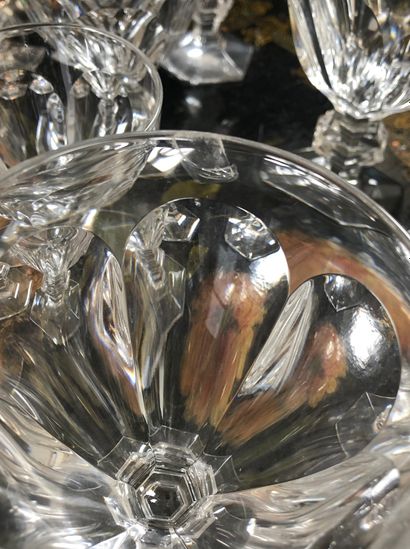 null BACCARAT Service de verres en cristal taillé, modèle Harcourt, comprenant :...