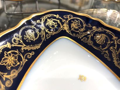 null LIMOGES Service de table en porcelaine bleu de four "Mozart" signé R.Leclair...