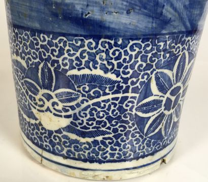 null CHINE Grand vase rouleau en porcelaine bleue et blanche à décor de carpes XXe...