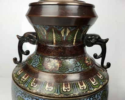 null CHINE Paire de vases montés en lampes en bronze cloisonné Haut. 31 cm (restaurations...