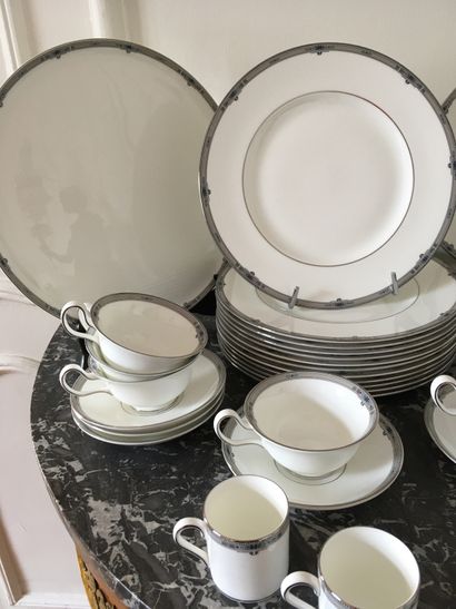 null WEDGWOOD Service de table en porcelaine blanche modèle Amherst : 12 assiettes...