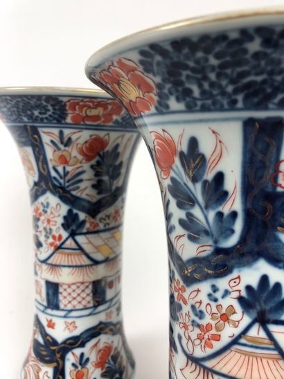  JAPON Ensemble en porcelaine à décor Imari comprenant deux potiches couvertes, et...