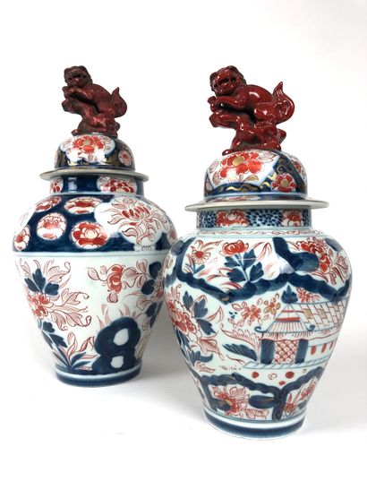 null JAPON Ensemble en porcelaine à décor Imari comprenant deux potiches couvertes,...