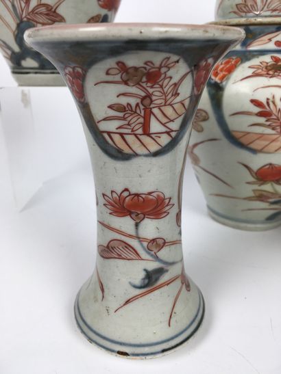 null JAPON Garniture en porcelaine émaillée à décor Imari, comprenant trois vases...