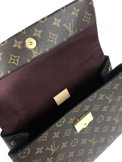 null LOUIS VUITTON Cluny MM bag in monogram canvas. The magnetic flap and the inside...