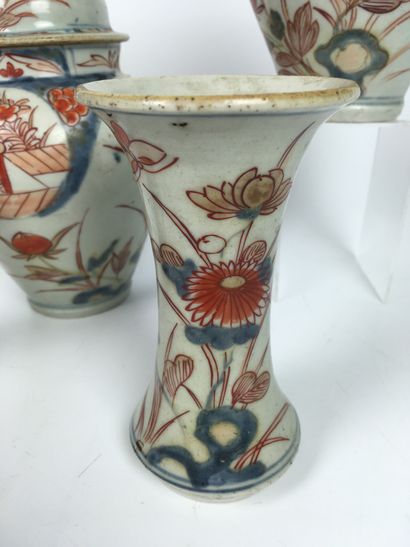 null JAPON Garniture en porcelaine émaillée à décor Imari, comprenant trois vases...