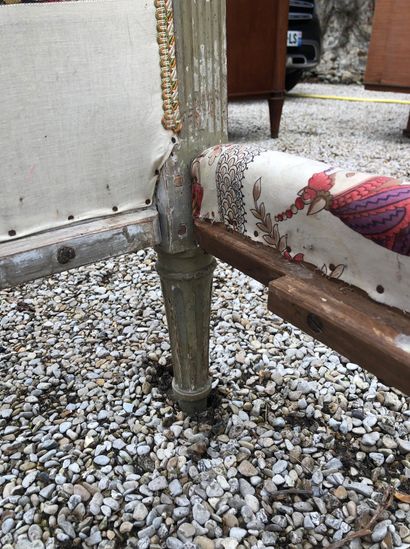 null LIT en bois relaqué gris à dosserets "chapeau de gendarme" et reposant sur quatre...