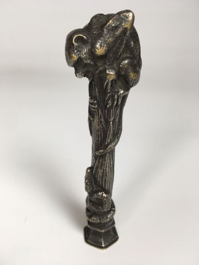 null Emmanuel FREMIET (1824-1910) CACHET en bronze argenté à décor d'un singe affrontant...