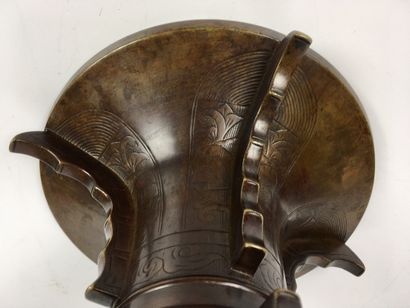 null CHINE Vase de forme Gü en bronze patiné. Style archaïque Haut. 29,5 cm, Diam,...