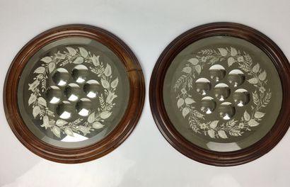 null Pair of circular WITCH MIRRORS with engraved decoration of garlands of flowers....