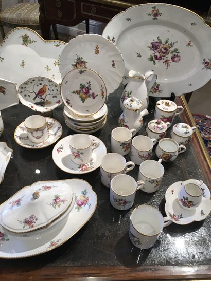 null PARIS-MANUFACTURE DE BOISSETTES Important set of white porcelain decorated with...