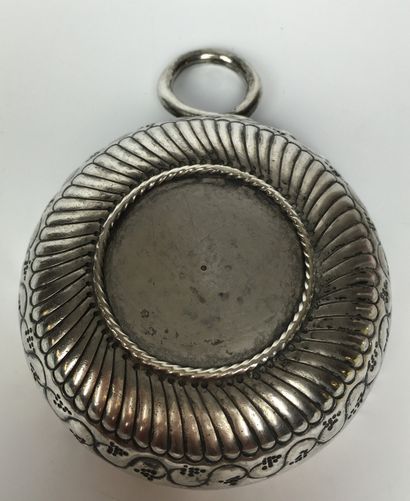 null TWO silver TASTEVINS with snake grip. 18th century Weight : 250 g