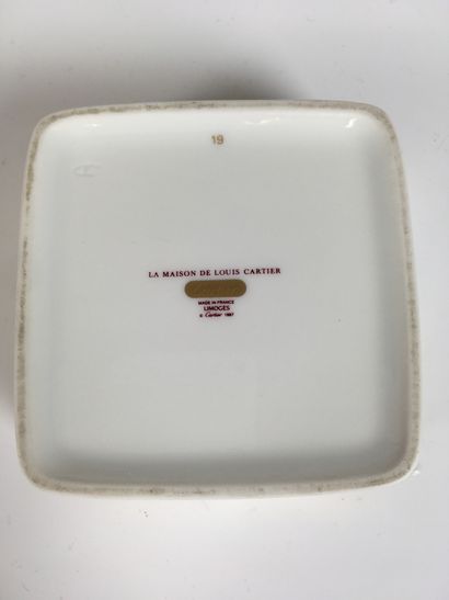 null CARTIER Boîte couverte et cendrier oval en porcelaine de Limoges, modèle "la...