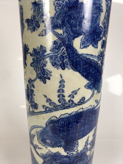  CHINE Grand vase rouleau en porcelaine bleue et blanche à décor de carpes XXe siècle...