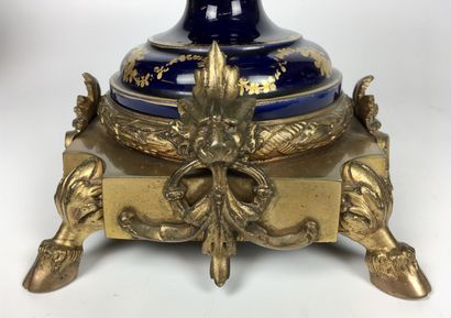 null GARNITURE DE CHEMINEE en porcelaine dans le goût de Sèvres à décor d'Amours...